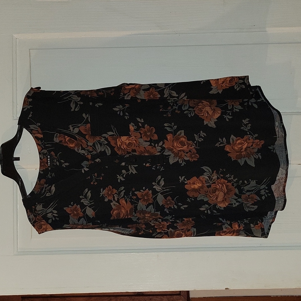 Size 1 (XL) Torrid Black Floral Sleeveless Blouse